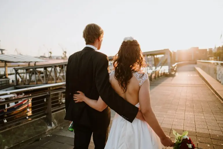 Strike your best wedding pose