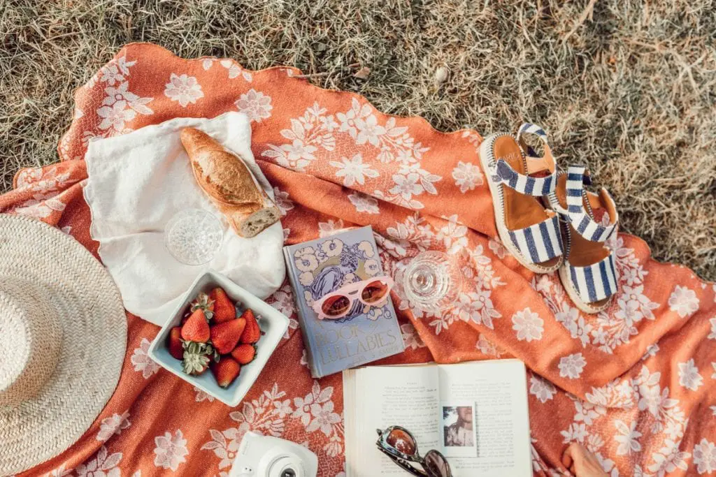 have a romantic picnic