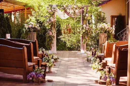 6 Micro Wedding Ideas - Courtyard