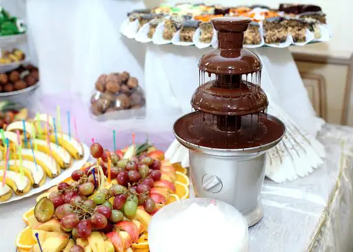 6 Micro Wedding Ideas Chocolate fountain