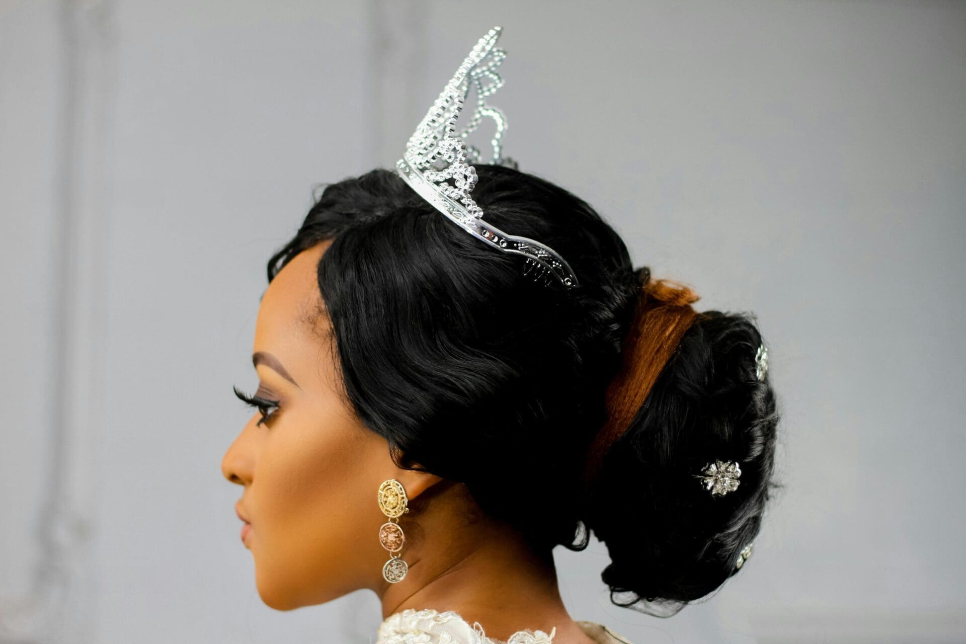 A bride wearing a tiara and a veil.